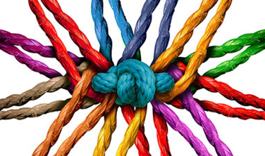 Button: Angebote für Fachkräfte | aus allen Richtungen in einem Knoten zusammenlaufende Fäden, in allen Farben des Regenbogens