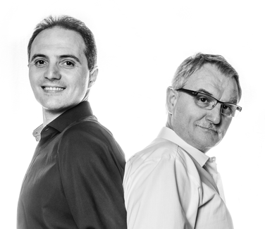 DJ-Brothers Ludwigsburg Titelbild in schwarz-weiß links Udo rechts Franz Rücken an Rücken angelehnt