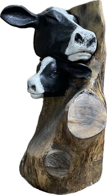 Kettensägenschnitzerei, beeindruckende Kettensägen-Skulptur über Mutterliebe einer detaillierten Kuh und ihrem Kalb von Jessica Hilleke, geschnitzt aus Holz. Stunning chainsaw carving of an cow and calv sculpture by Jessica Hilleke, hand-carved wood art