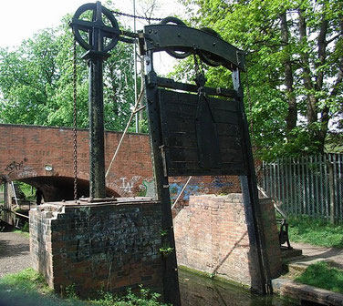 Guillotine lock