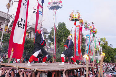 夕陽の残る中ツナヌミンが行われた=31日午後、新川真乙姥御獄前