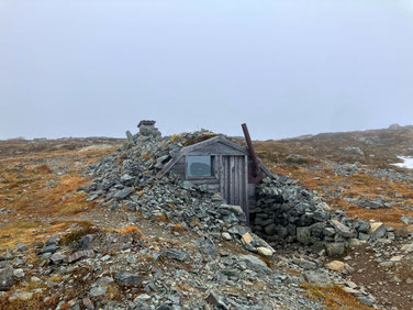 Sehenswürdigkeiten Kilpisjärvi - Dreiländereck: Ein im Berg ausgehobener und mit Steinen und etwas Holz gebauter Beobachtungsposten aus dem II. Weltkrieg.
