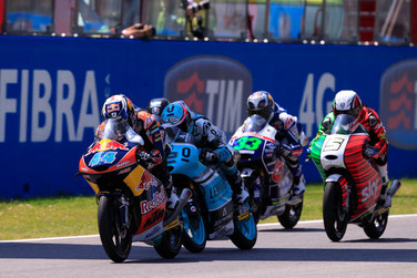 Fotofinish in der Moto3 in Mugello. Miguel Oliveira siegt vor Danny Kent und Romano Fenati