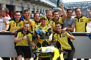 Alex Rins freut sich mit seinem Team über den ersten Sieg in der Moto2