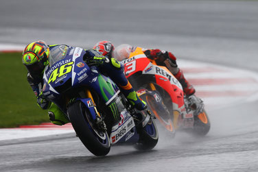 Kampf um den Sieg bei der MotoGP in Silverstone: Valentino Rossi vs. Marc Marquez