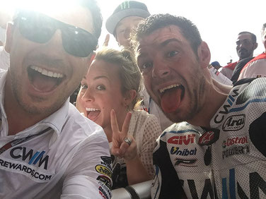 LCR Honda Teamchef Lucio Cecchinello und Cal Crutchlow feiern ihren dritten Platz in der MotoGP in Argentinien