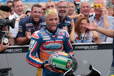 Enea Bastianini stilecht mit italienischen Farben im Haar nach seinemMoto3 Sieg in Misano