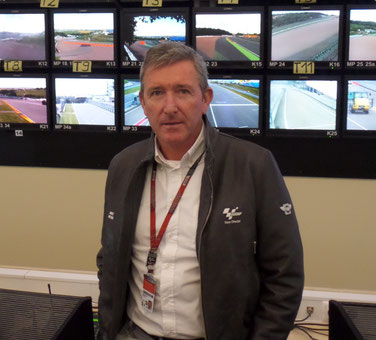 Renndirektor Mike Webb im Kontrollzentrum der MotoGP am Sachsenring