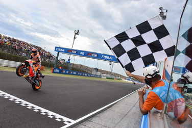 Hat endlich wieder was zu feiern: Marc Marquez gewinnt das MotoGP Rennen in Misano