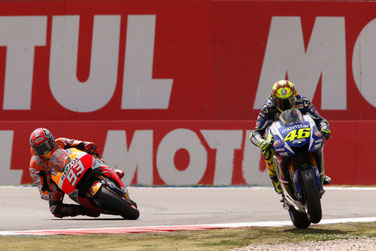 Valentino Rossi siegt bei bei der MotoGP in Assen 2015 nach einem Ausritt durchs Kiesbett.