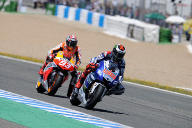 Harter Zweikampf in der letzten Kurve zwischen Marc Marquez und Jorge Lorenzo 2013 in Jerez. War es die richtige Entscheidung zugunsten des Honda Piloten?