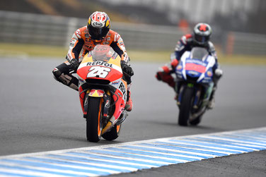 Dani Pedrosa überholt Jorge Lorenzo in der MotoGP 2015 in Japan