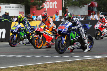 Gespannte Erwartungen am Start: Valentino Rossi, Marc Marquez und Jorge Lorenzo vor dem Start der MotoGP in Brünn