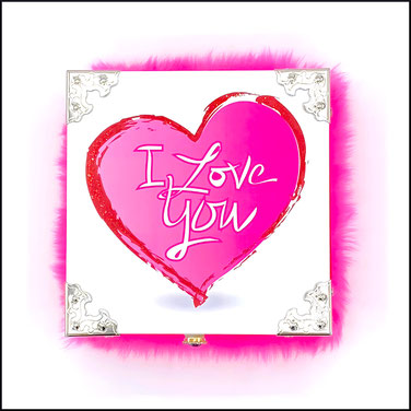 Holzbox,Geschenkbox in weiß für Valentinstag,Mit Aufdruck pinkes Herz mit Schrift I Love You.Verziert mit pinken Plüsch. Die Box ist verziert mit Zierecken aus Metall.Ein Strassknöpfchen als Verschluss