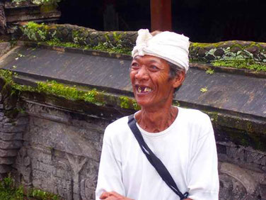 A nice old man talks about the pictures of the tempel