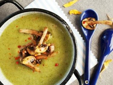 Brokkoli-Cremesuppe / Chili-Pilze
