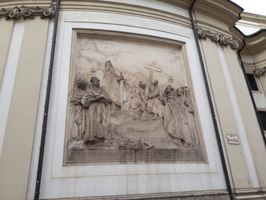 Marmorrelief von Rudolf von Weyr mit der Geschichte Karls der Großen 