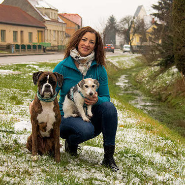 Sabine mit Boxerdame Ira und Jack Russelldame Elli Sabines Hundetraining