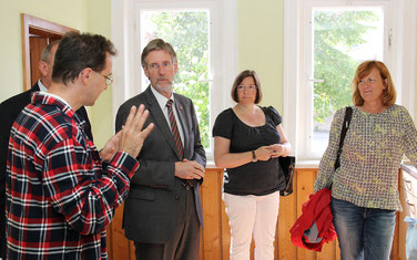 Persönlich von den guten Bedingungen vor Ort überzeugten sich Landrat Konrad Gießmann (M.), Sozialamtsleiterin Manuela Brozat und Gleichstellungsbeauftragte Katrin Luster (r.) bei Vermieter Andreas Ku