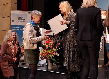 Frau StMin Anna Stolz überreicht das "SCP"-Schild an Frau Dr. Reinhardt
