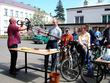 Inauguracja programu znakowania rowerów przy szkole w Turaszówce