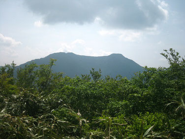 経ヶ岳本邦から吊り尾根と北峰（左）