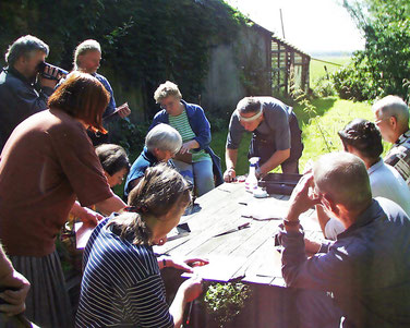 Bild: Prof. Johann Feught bei einem Intaglio Workshop in Cadenberge 2003.