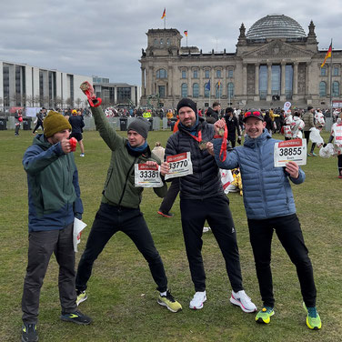 Erfolg, Freude und Glück vor dem Reichstag