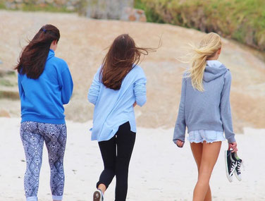 Freundinnen am Strand geschenkideen 14 jährige jugendweihe geschenk