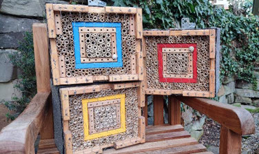 Stephan Eßer: Wildbienenbruthilfen und Insektenhotels sind in einem naturnahen Garten eine sinnvolle Ergänzung der immer selten werdenden Nistmöglichkeiten für diese Tiere. www.bee-fly.de