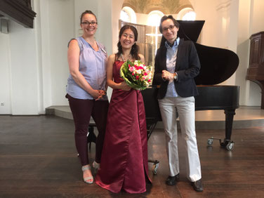 v.l. Frau Riediger(Diakonie), Brummer & Frau Skopp (Musikschule Kaiserswerth) 左からRiediger氏(ディアコニー)、ブルマー、Skopp氏(カイザースベルト音楽教室)