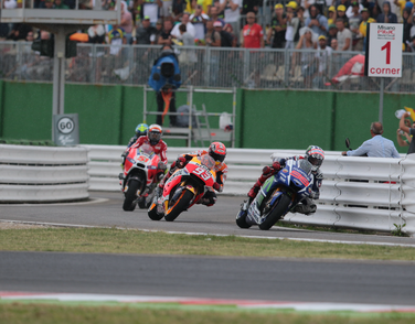 Ausfahrt aus der Boxengasse in einem turbulenten MotoGP Rennen in Misano