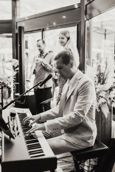 Trio musical avec saxophone pour cocktail chic dans la Vienne 🎷✨ Ambiance raffinée pour mariages, séminaires et événements d’entreprise à Poitiers et alentours.