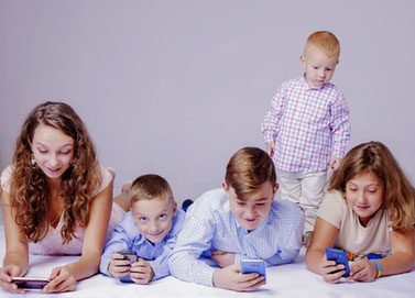 Familie Erziehung Smartphone Handysucht Probleme Computerspiele Coaching Wolfgang Holzbauer Teamtu Johanna Feltl Familienstellung Energiearbeit