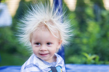 Elektrostatik läßt die Haare zu Berge stehen