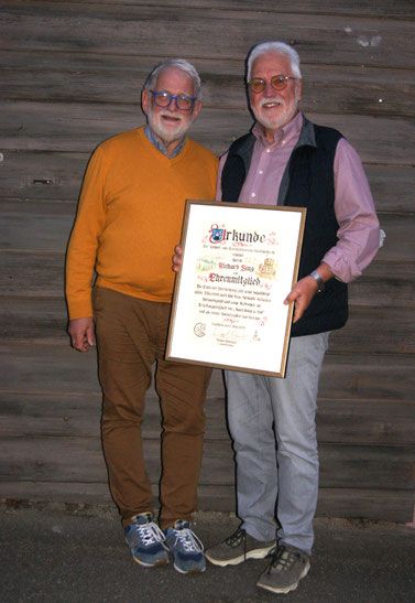 Der erste Vorsitzende Michael Behringer mit dem neuen Ehrenmitglied des HGV Richard Seng