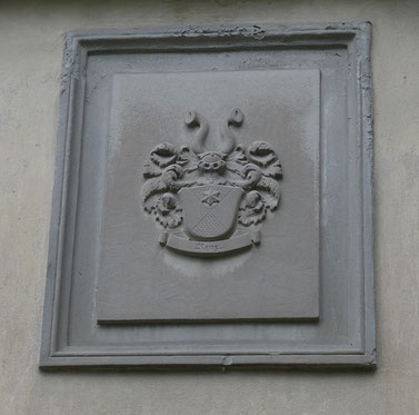 das Wappen der Familie Renz, einem ehemaligen Käser, auf dem Scherbenhof; unter dem Haus befindet sich heute noch ein grosser Käsereifungs-Keller