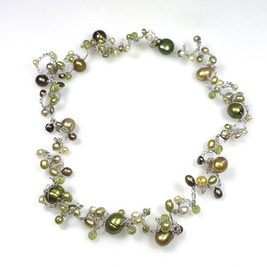 Flexible Kette in Olive mit Perlen und Edelsteinen