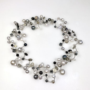 Flexible Kette in grau mit Perlen und Edelsteinen