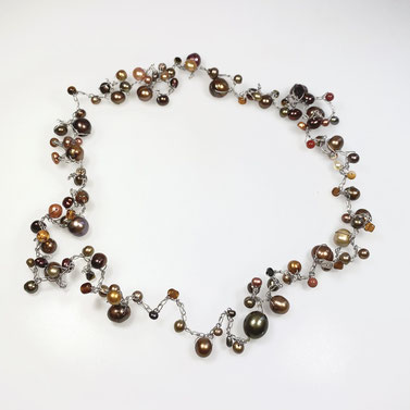 Flexible Kette in braun mit Perlen und Edelsteinen
