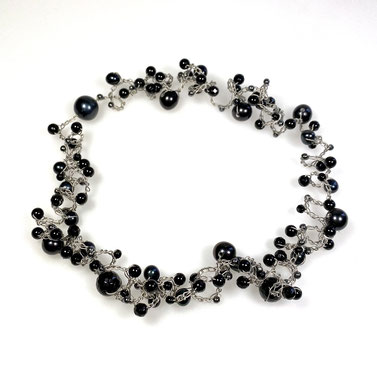 Flexible Kette in gschwarz mit Perlen und Edelsteinen