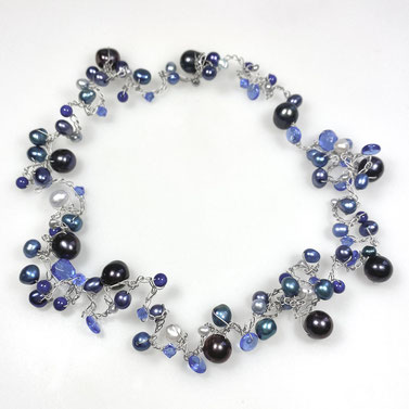 Flexible Kette in blau mit Perlen und Edelsteinen