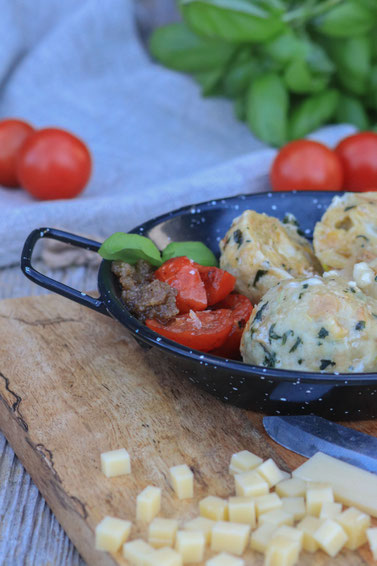 Käseknödel mit Tomaten