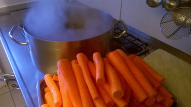 Kleiner Kochtipp: Möhren im ganzen Kochen, erst dann schneiden. Der Vorteil: Beim Kochen geht nicht soviel Geschmack verloren, weil es weniger Schnittkanten gibt und Sie lassen sich leichter schneiden.