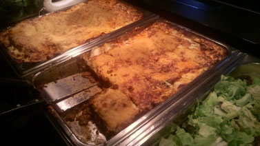Lecker, mit Hartweizen Lasagneplatten von Barilla und nur natürlichen Zutaten. Fleisch, Zwiebeln, Tomatenmark, Basilikum, Thymian, Salz, Pfeffer, Die Bechamel mit Vollmilch, Muskatnuss und Mehlschwitze und oben auf Edamer Käse 