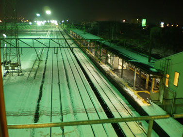 黒井駅の自由通路から犀潟方面を望む。雪に浮かぶ一直線のレールに、丸まっていた背中もスッと伸びました（画像をクリックして拡大）