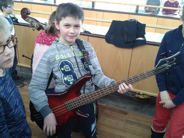 "Kuba" träumt bereits von seiner Karriere. Die Kinder hatten die Möglichkeit, nach dem Konzert Musikinstrumente auszuprobieren.