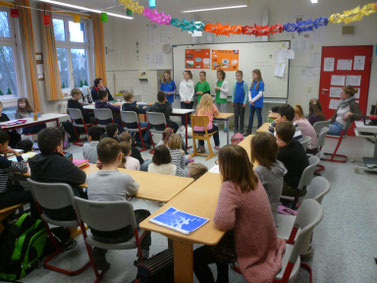 "Schulbotschafter" der IGS bei uns in der Schule. Sie haben offiziell von ihrer Schule berichtet und den 4.-Klässlern Fragen beantwortet.