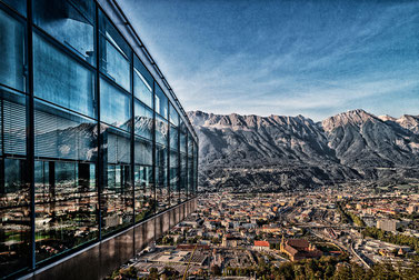 Innsbruck, Blick von der Bergiselschanze auf Stadt und Nordkette