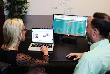 femme et homme devant ordinateur pour référencement internet en formation avec kodevelop